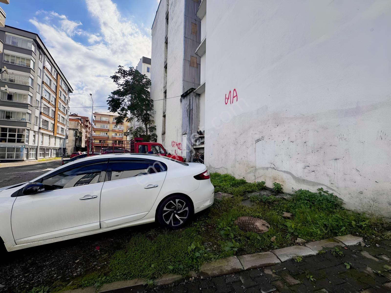 Özgür Emlaktan Merkezi Konumda İki Cephe Arsa — fotoğraf 2