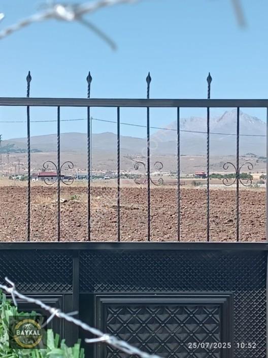 Talas Mengücek'te Malatya Yoluna Yakın Bahçeler — fotoğraf 2