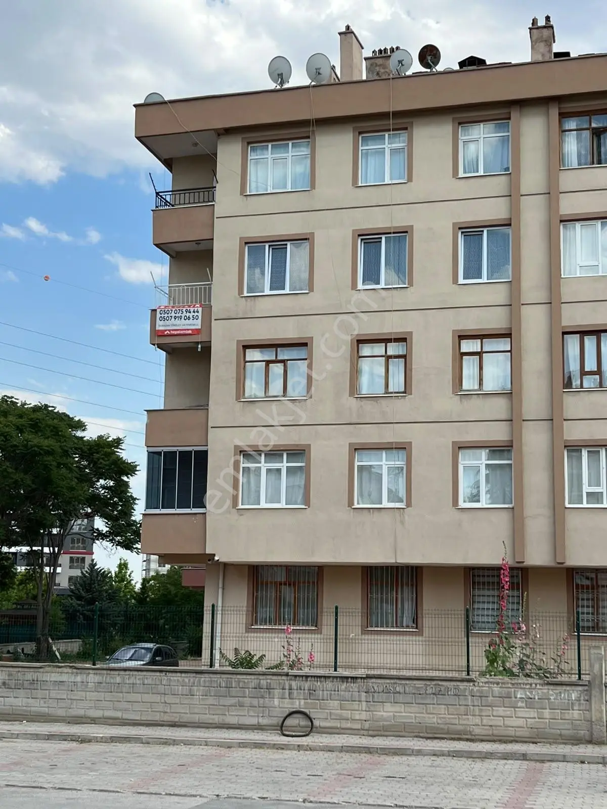 Akşemsettin'De Yenilenmiş Ara Kat Masrafsız Satılık 3+1 Daire