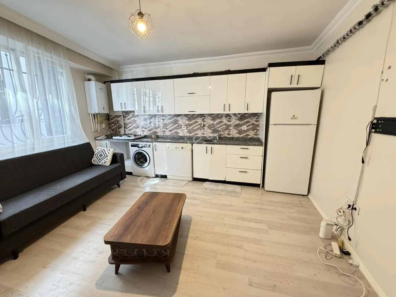 Cadde Yanı Yeni Bina 1.kat Eşyalı Temiz Ferah Lüks 1+1 Daire — fotoğraf 3