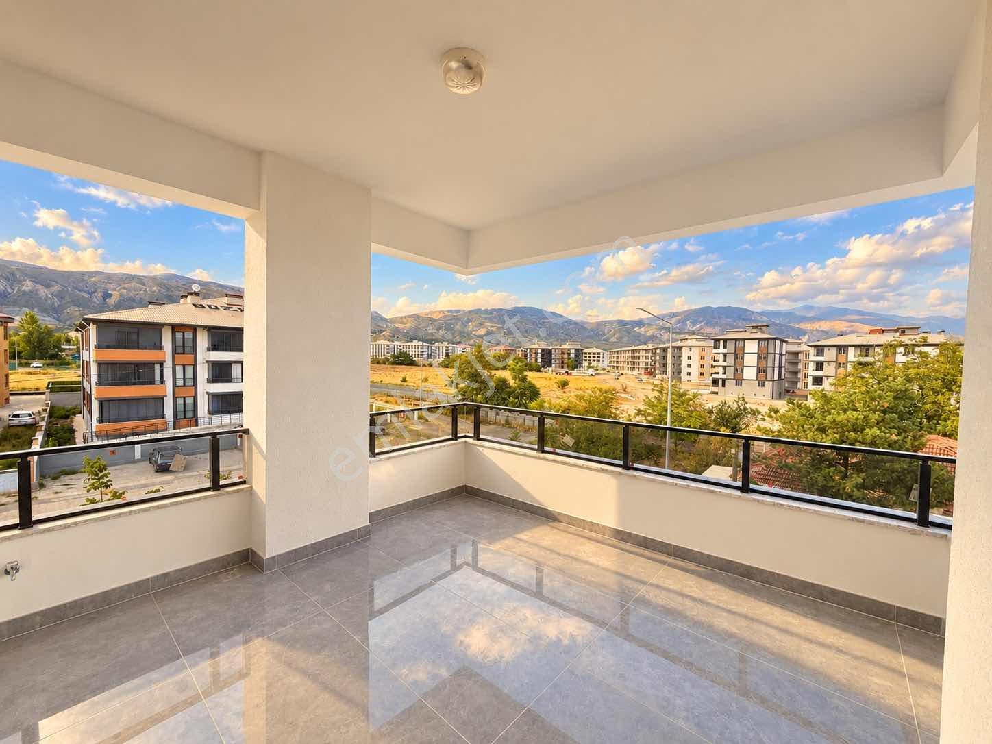 Remax Dem Demirkent Mah. Cam Balkon Vestiyer Alttan Isıtmalı 3+1 — fotoğraf 5