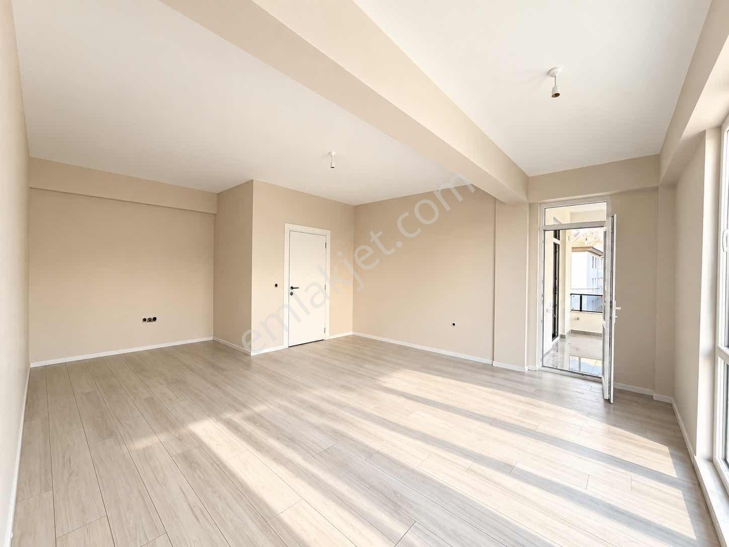 Remax Dem Demirkent Mah. Cam Balkon Vestiyer Alttan Isıtmalı 3+1 — fotoğraf 6