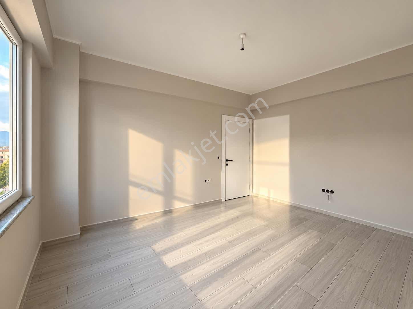 Remax Dem Demirkent Mah. Cam Balkon Vestiyer Alttan Isıtmalı 3+1 — fotoğraf 13