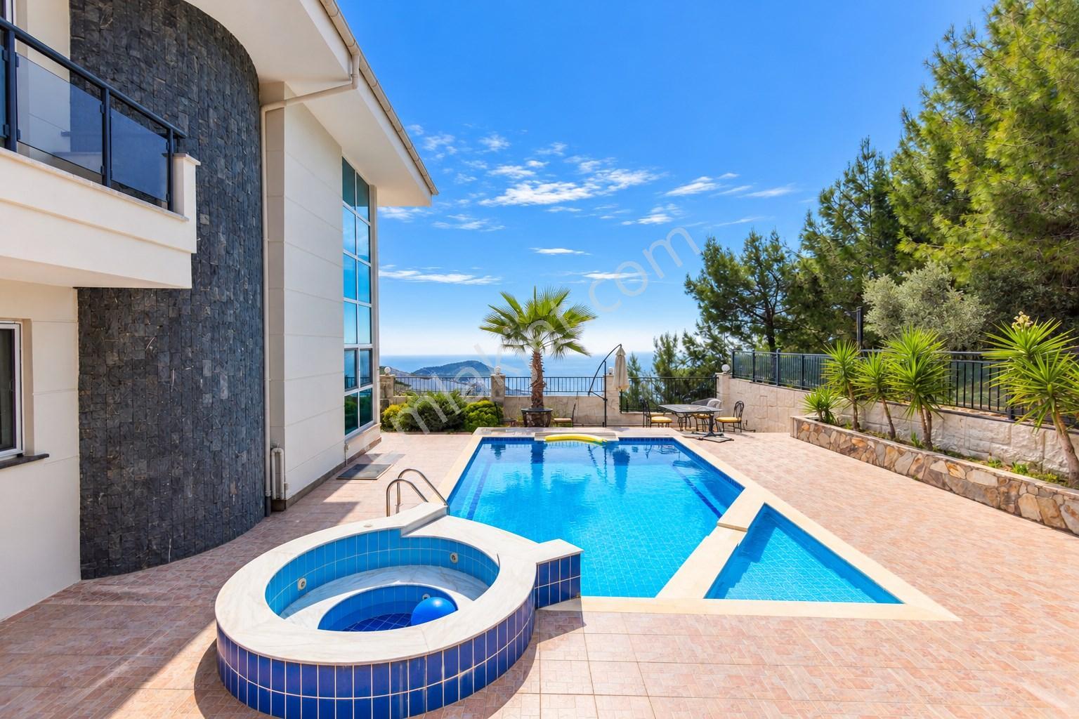 Alanya Tepe’De Panoramik Deniz Manzaralı Özel Havuzlu Lüks 4+1 Müstakil Villa