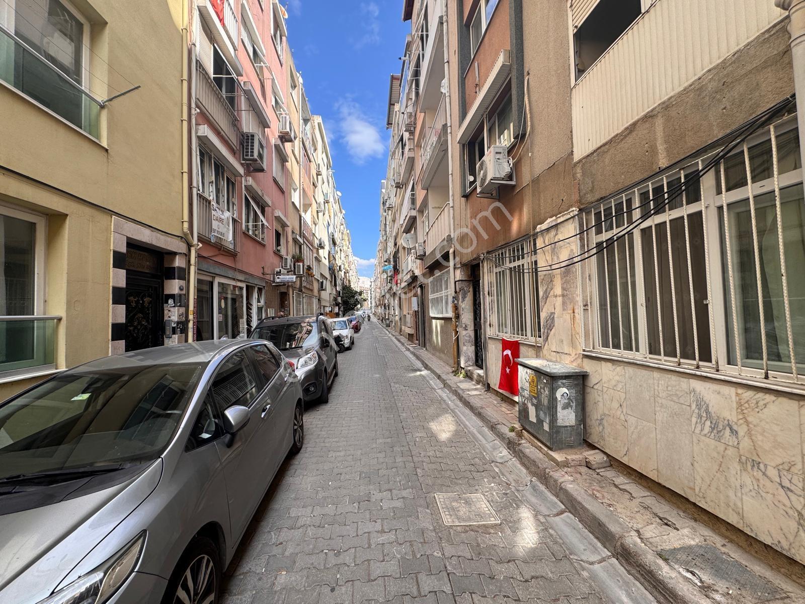 Karşıyaka Alaybeyde 3+1 Satılık Daire — fotoğraf 25