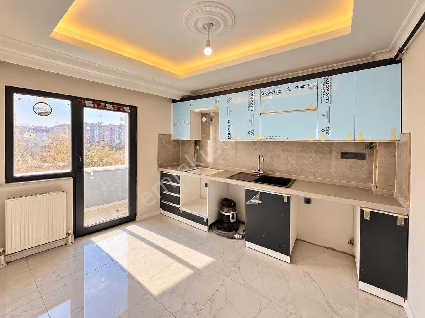 Yüzyıl Köprüsü Üzerinde Osmangazi Caddesinde Satılık 3+1 Daire