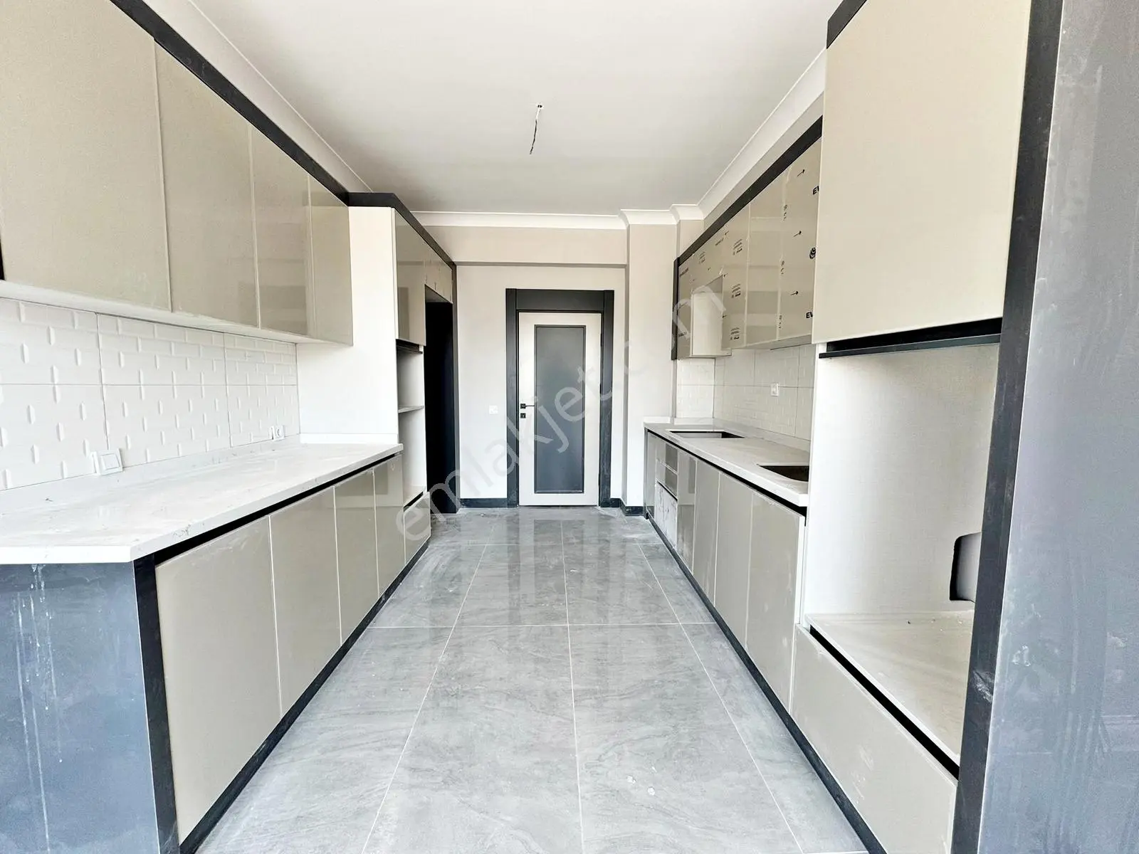 Veranka İnvesten Ovaprime'da Acil Satılık Sıfır 4+1 Site Dairesi — fotoğraf 2