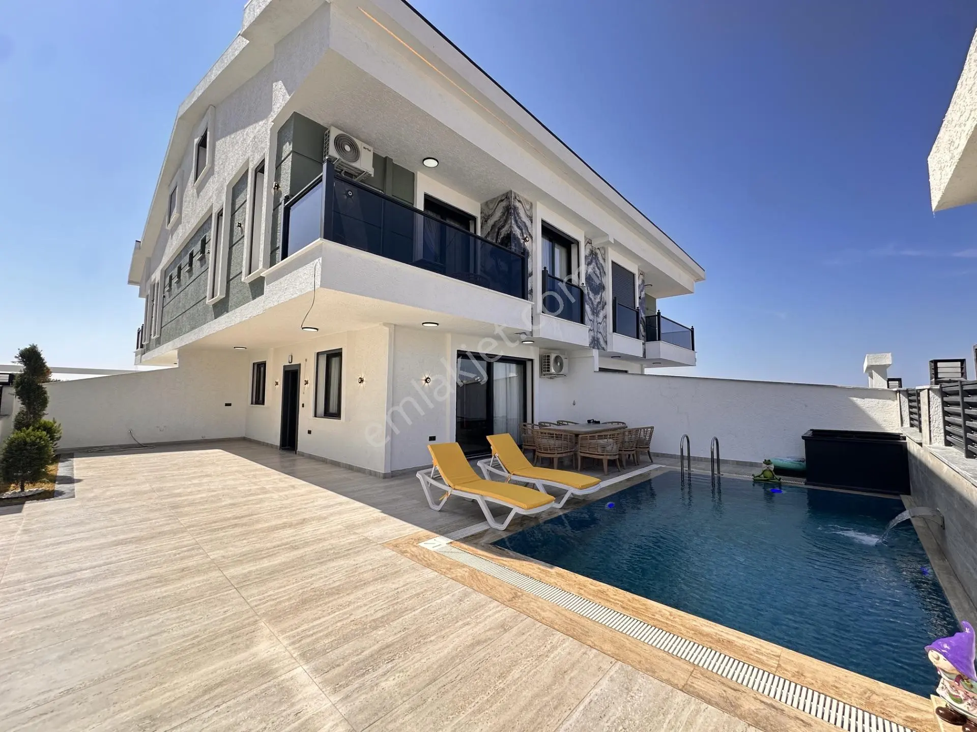 Didim Efeler'De 3+1 Özel Havuzlu Eşyalı Villa