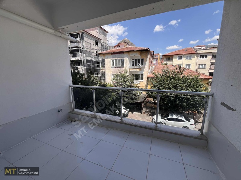 Mt Emlak'tan Avm Yakını Kiralık 3+1 Daire — fotoğraf 3