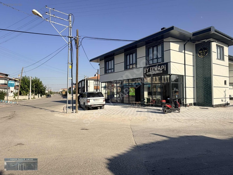 Cadde Cepheli Köşe Dükkan
