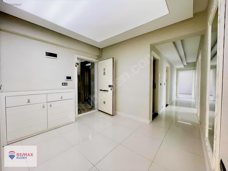 Remax Nevin' Den Derebahçe' De Site İçi Satılık 4+1 Daire — fotoğraf 4