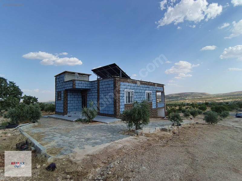 Remax Özgür'Den Yukarıarıl Da Havuzlu Bağ Evi & Bahçe