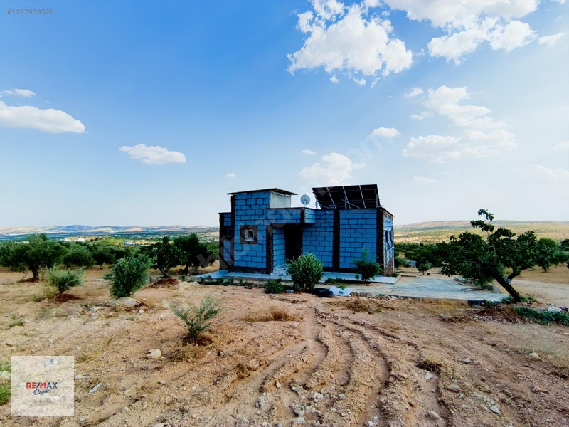Remax Özgür'den Yukarıarıl Da Havuzlu Bağ Evi & Bahçe — fotoğraf 2