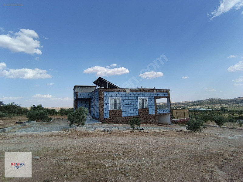 Remax Özgür'den Yukarıarıl Da Havuzlu Bağ Evi & Bahçe — fotoğraf 3