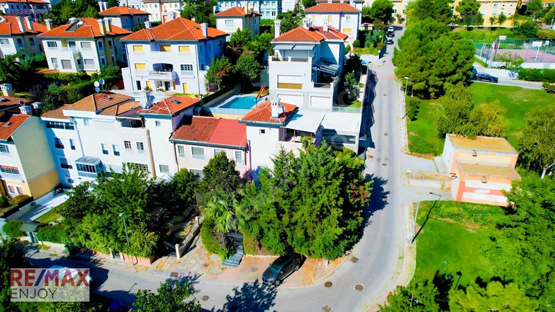 Bahçeşehir Berit Villalarında Gölet Manzaralı 4 Katlı Villa — fotoğraf 59