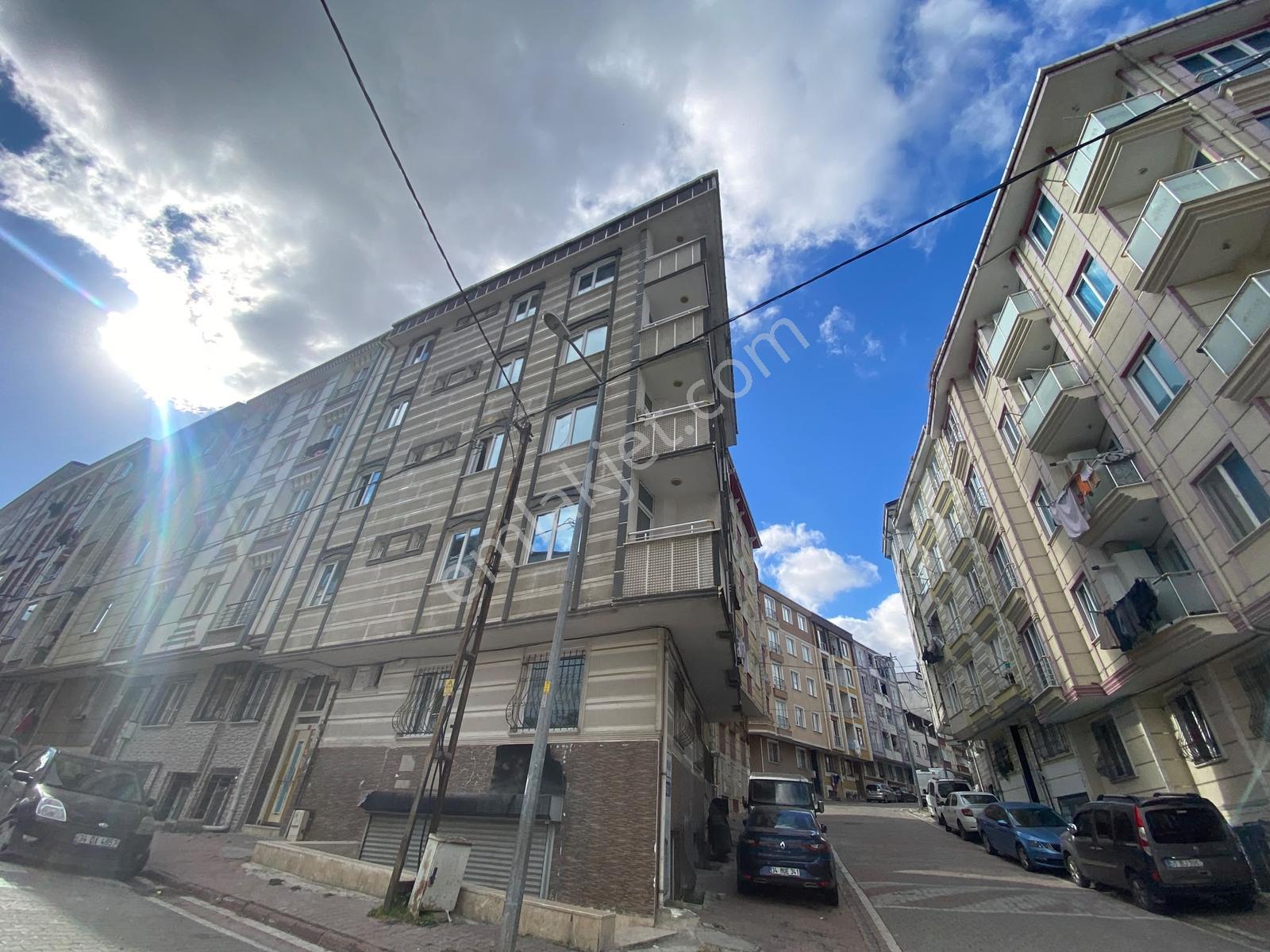 Sultaniyenin Gözdesi E5 Dibi 3+1, 3 Balkonlu Karanlıksız Daire