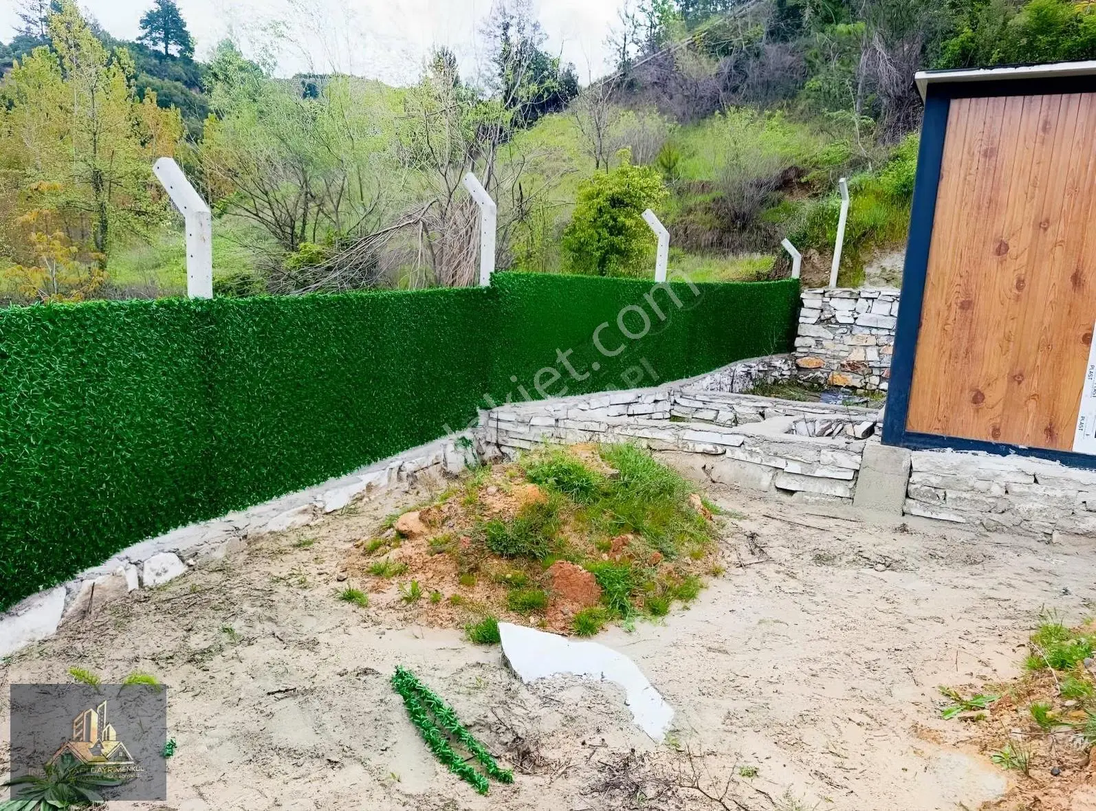 Muğla Menteşe'de İçerisinde Prefabrik Ev Bulunan Satılık Arsa — fotoğraf 2