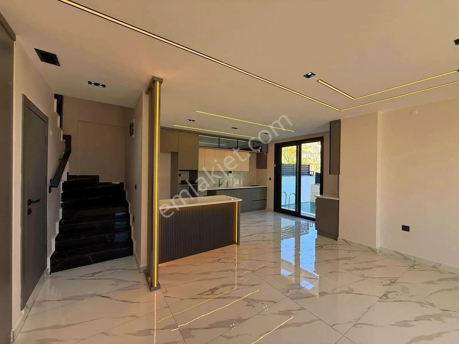 Didim’in Merkezinde Heryere Çok Yakın 4+1 Havuzlu Otoparklı Villa — fotoğraf 14