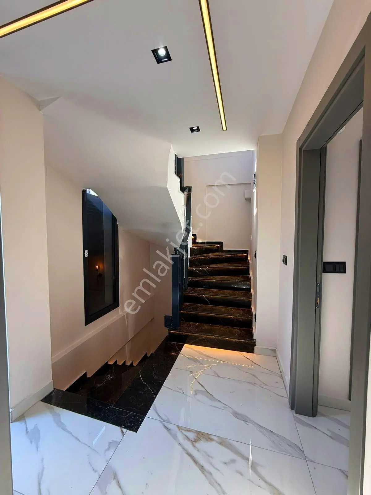 Didim’in Merkezinde Heryere Çok Yakın 4+1 Havuzlu Otoparklı Villa — fotoğraf 24