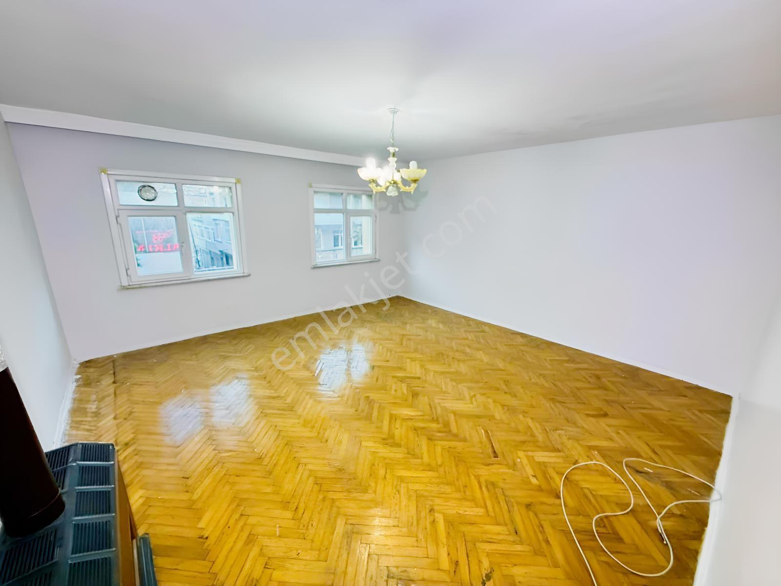 Şeref Emlaktan Pazariçi Cadde Üstü 3+1 Çift Balkon Daire