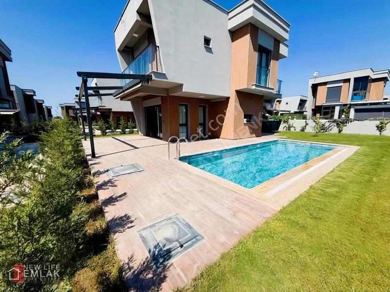 Kuşadası Davutlarda Denize 500 M Özel Havuzlu Satılık Villa