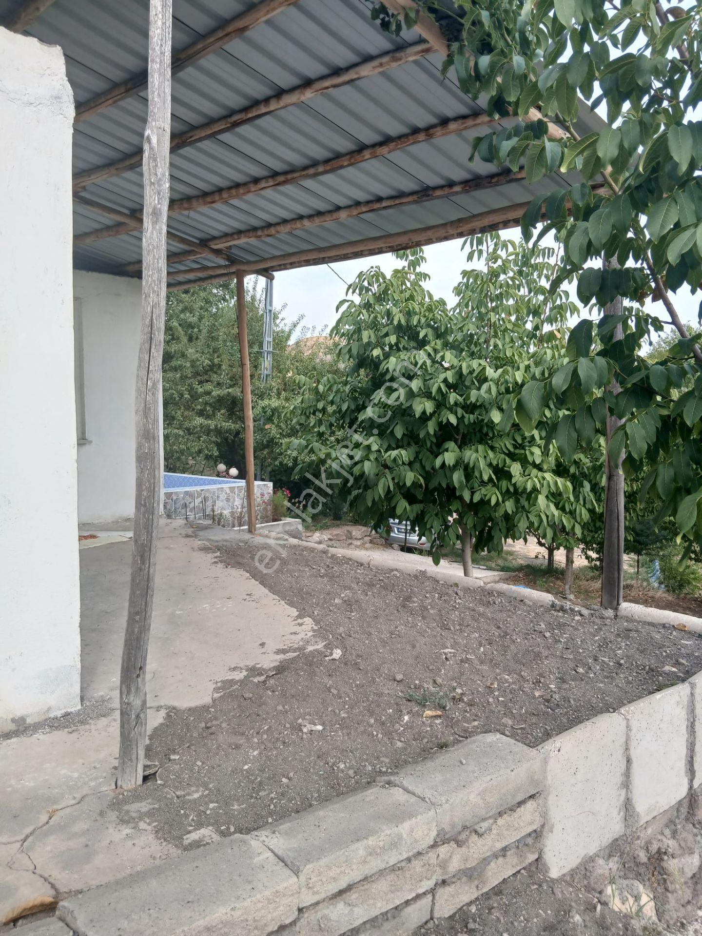 Elazığ Sedeftepe'De Satılık 5600 M² Meyve Bahçeli Bağ Evi
