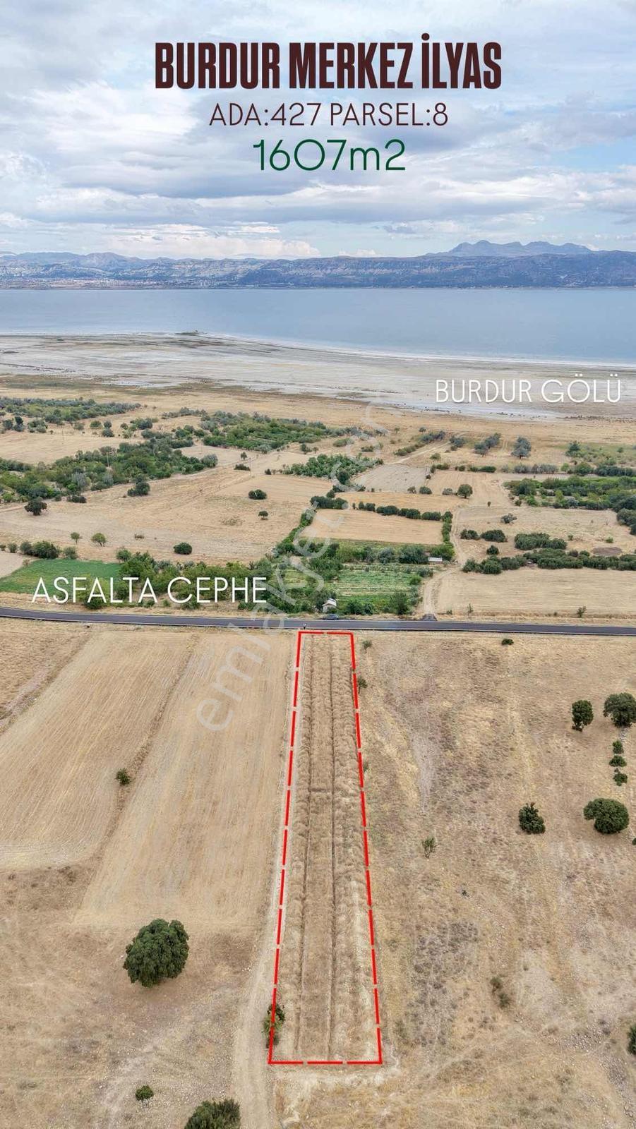 İlyas'Ta Asfalta Cephe Göl Manzaralı Muhteşem Arazi