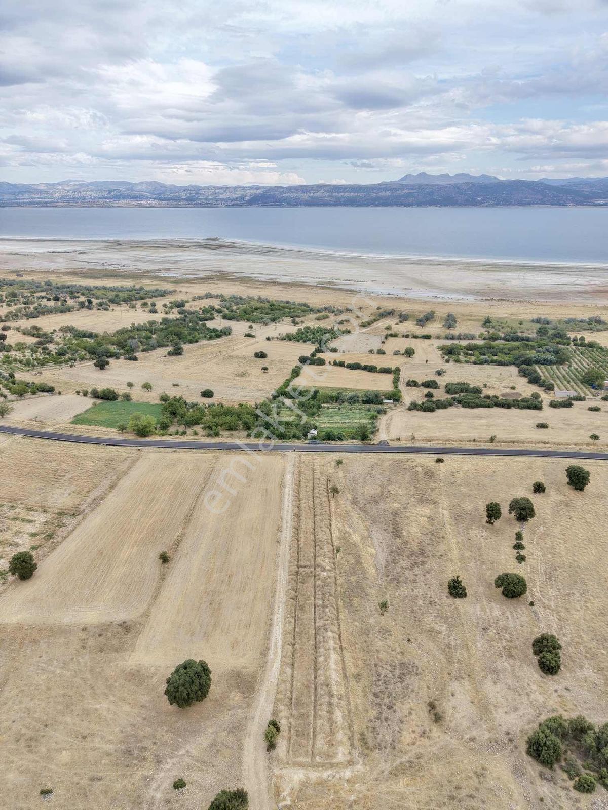 İlyas'ta Asfalta Cephe Göl Manzaralı Muhteşem Arazi — fotoğraf 3