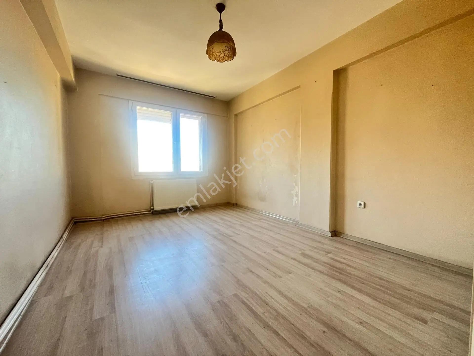 Cadde Üzerinde Satılık 3 + 1 Daire — fotoğraf 2