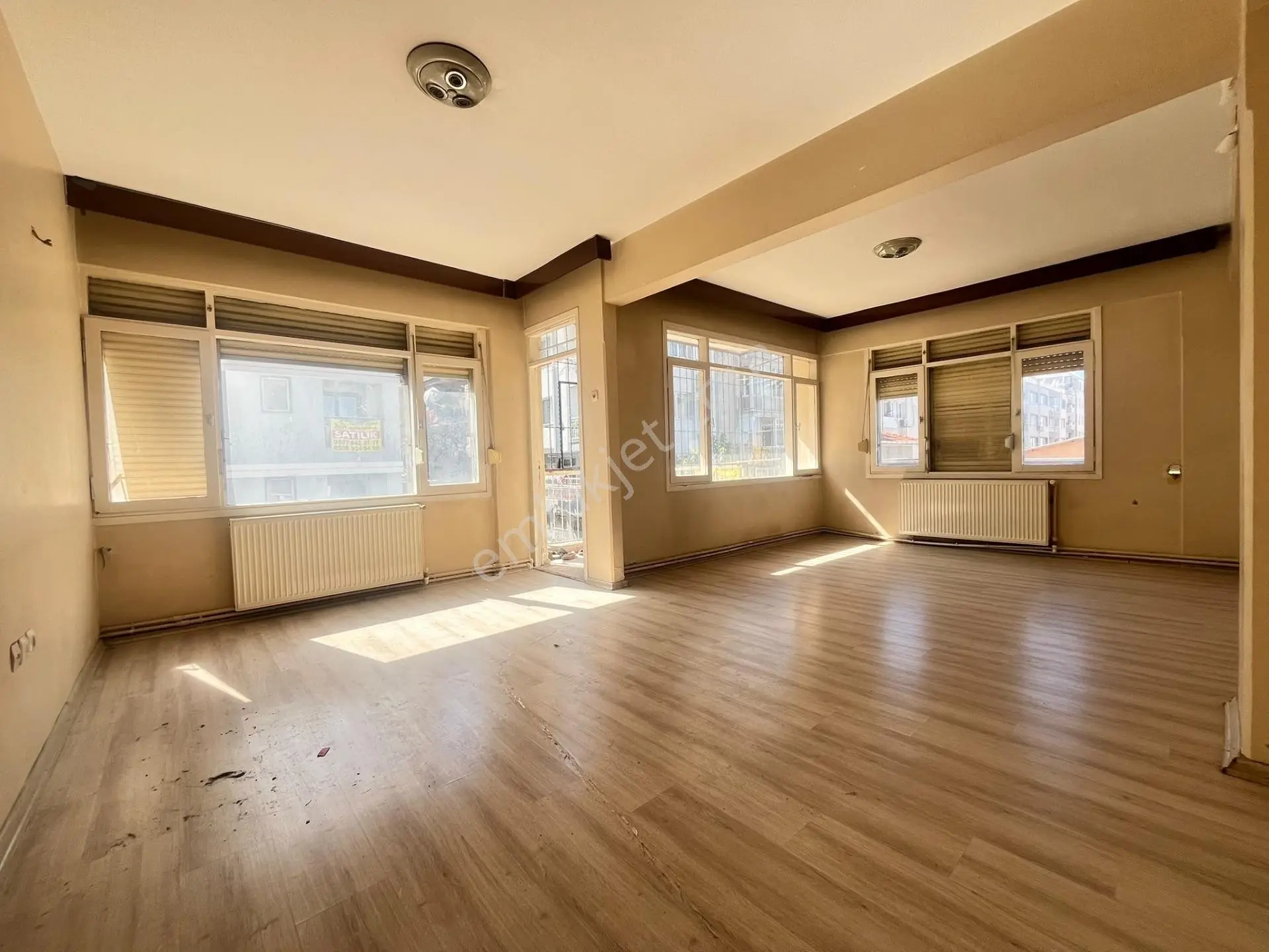 Cadde Üzerinde Satılık 3 + 1 Daire — fotoğraf 3