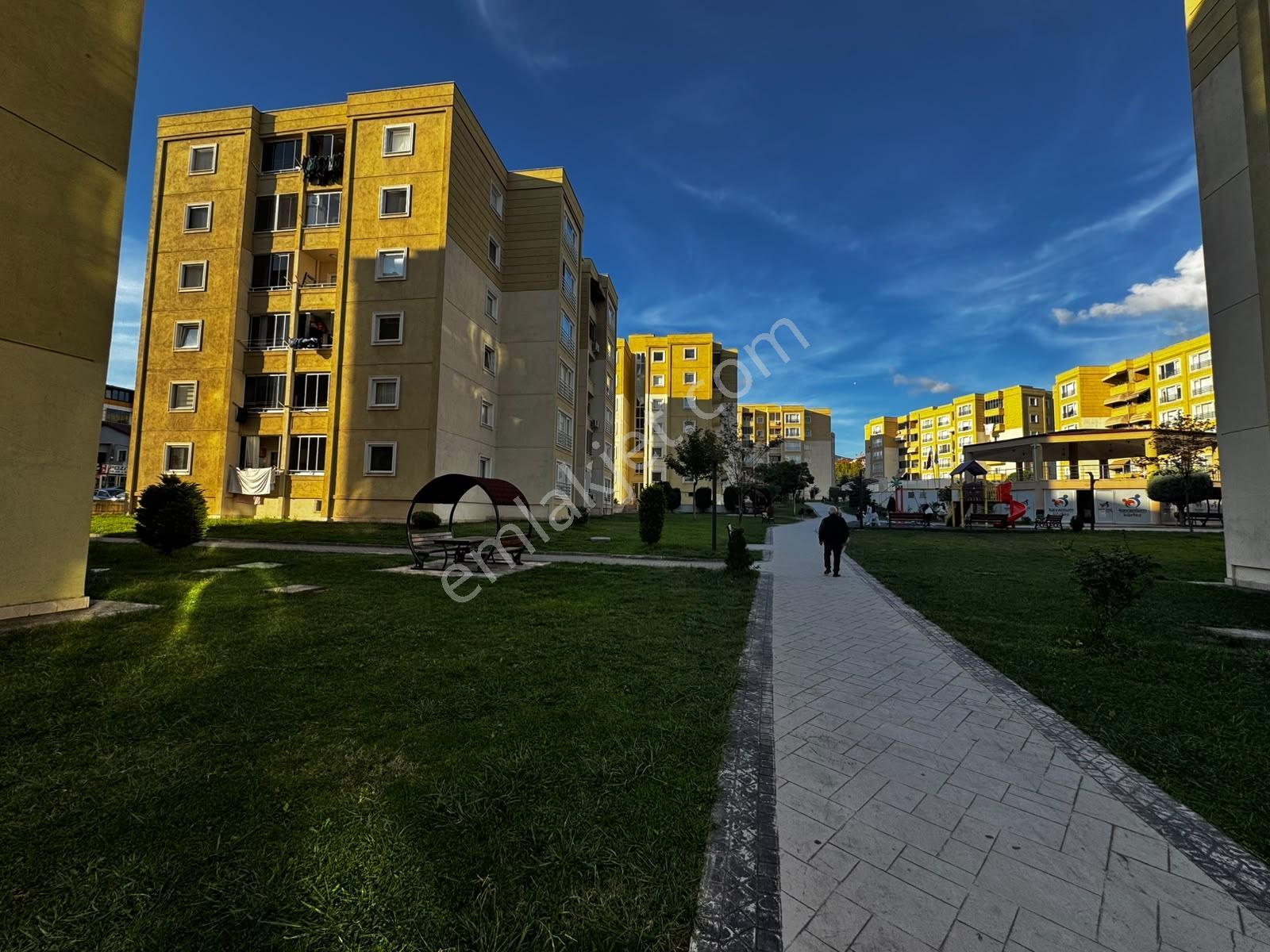 Emek Emlak'tan Körfez Kavanium Sit.de Satılık 1+1 Arakat Daire — fotoğraf 4