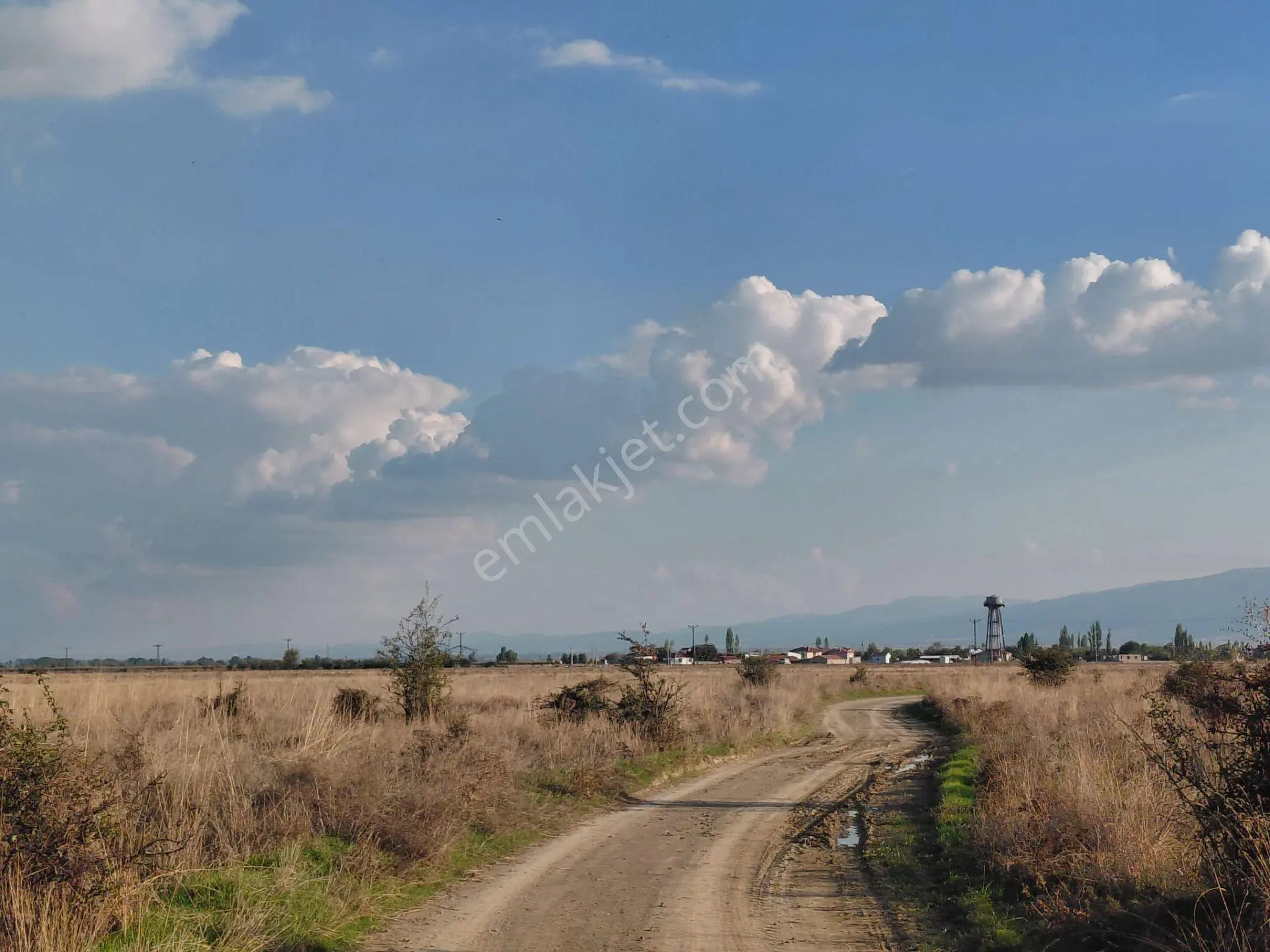 Bizim Emlaktan Akşehir Söğütlü'De Satılık 9463 M² Geniş Tarla