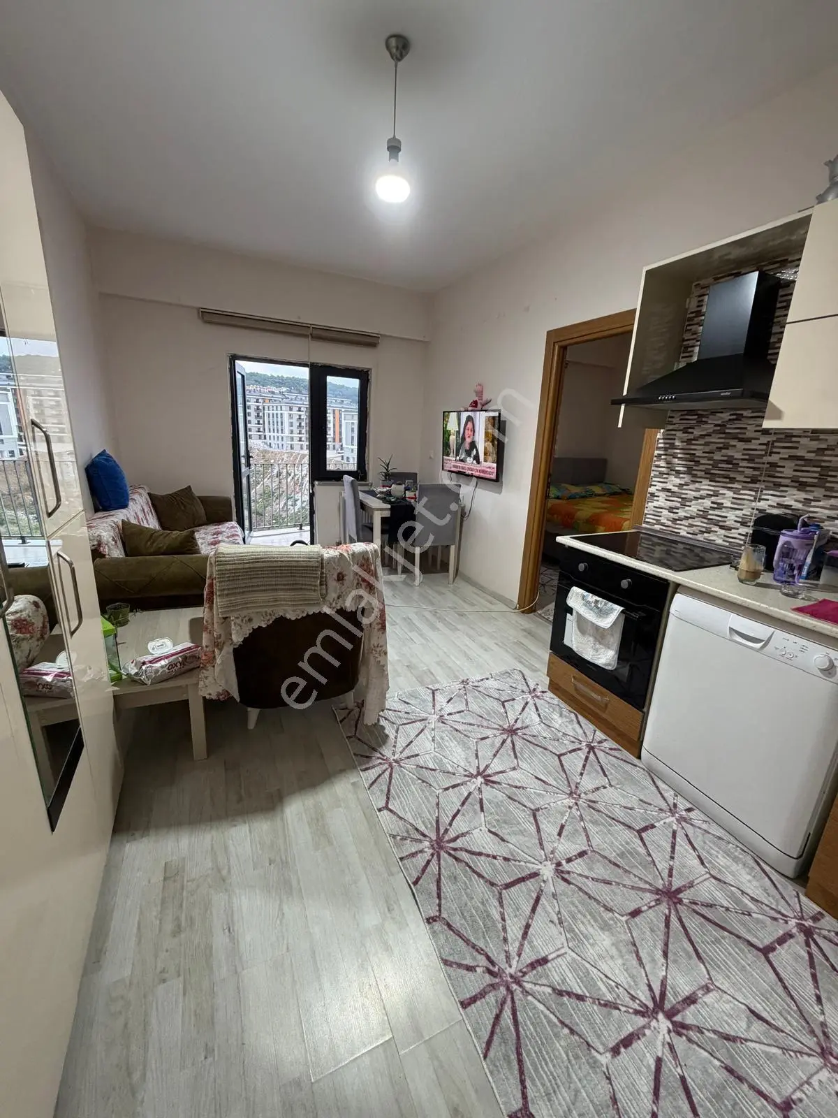 Kat Mülkiyetli-balkonlu-13.000 Tl Kiracılı-eşyalı 1+1 Satılık — fotoğraf 5