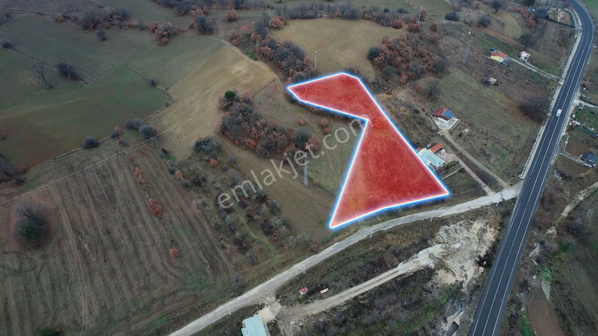 Bilecik Pazaryeri Karaköyde Yola 80 M Cepheli Satılık Fırsat