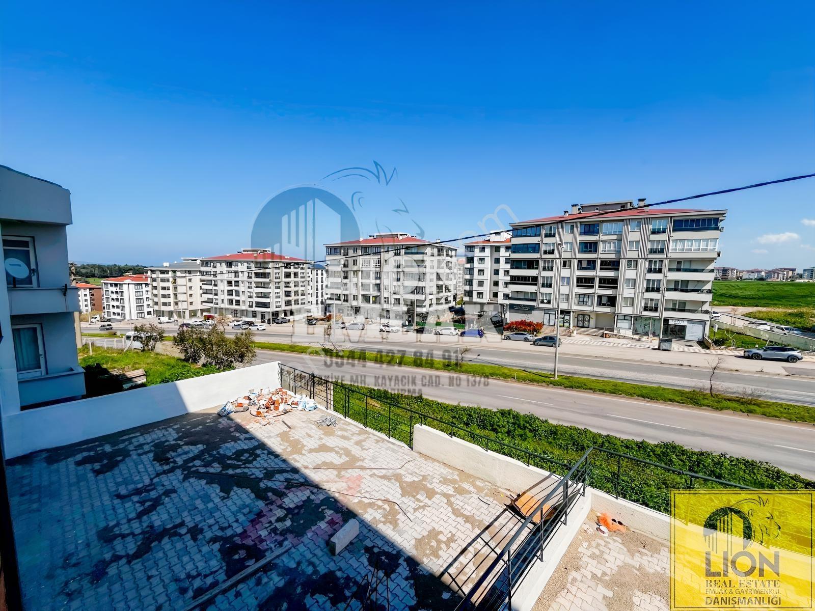 Lıon Emlak'Tan Yeni Mahallede Cadde Manzarlı Satılık 1+1 Daire
