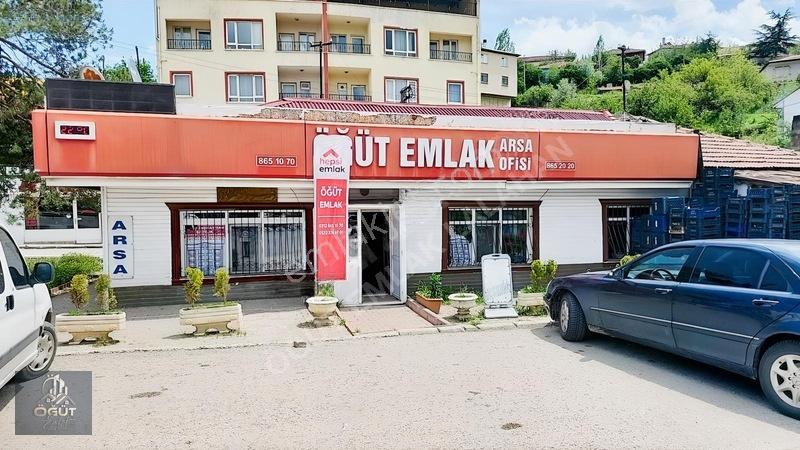 Lalahan Merkezde İçinde Yetişmiş Ağaçları Olan Hizmet Önünde Ars