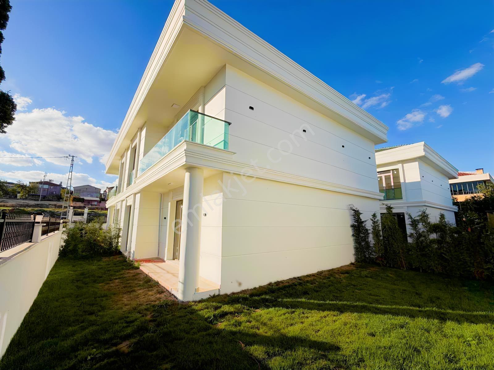 Remax Ten Büyükçekmece Karaağaçta Acil Satılık Sıfır 4+1 Villa