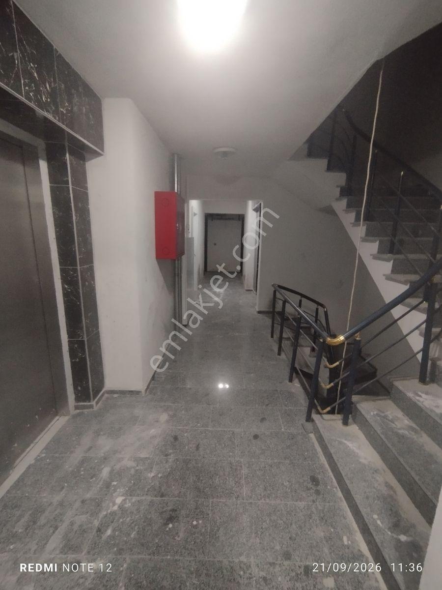 Başakşehirin Gözde Semti Şahintepe Cadde Üzeri Göl Manzarali Ful — fotoğraf 4