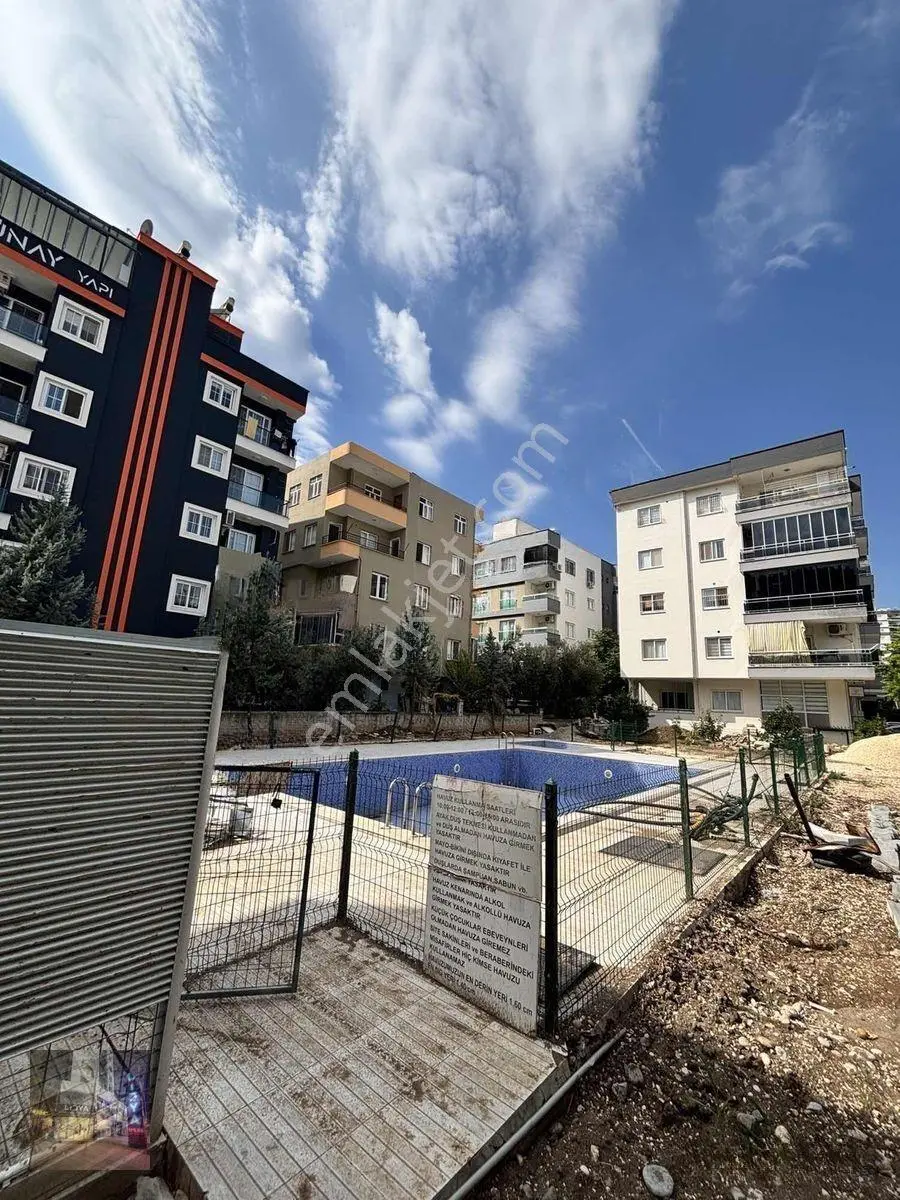 Mersin Erdemli Aşağı Alata'da Satılık Havuzlu 1+1 Daire — fotoğraf 2