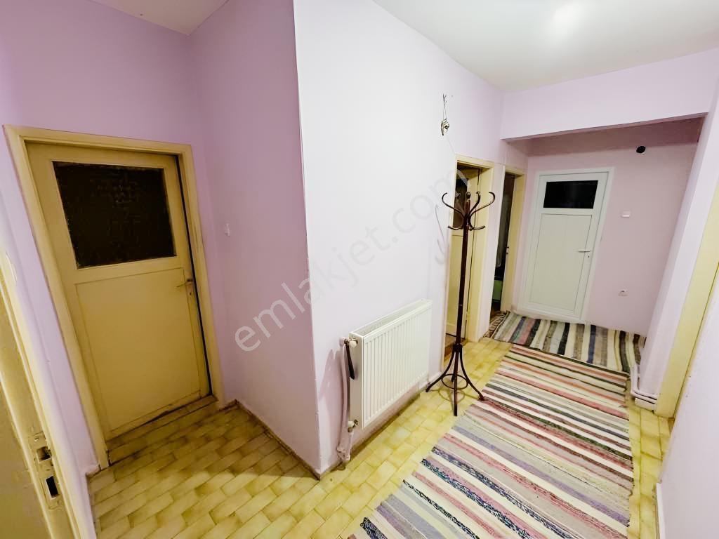 Çiftlik'te Merkezi Konumda 2+1 Ara Kat Balkonlu — fotoğraf 9