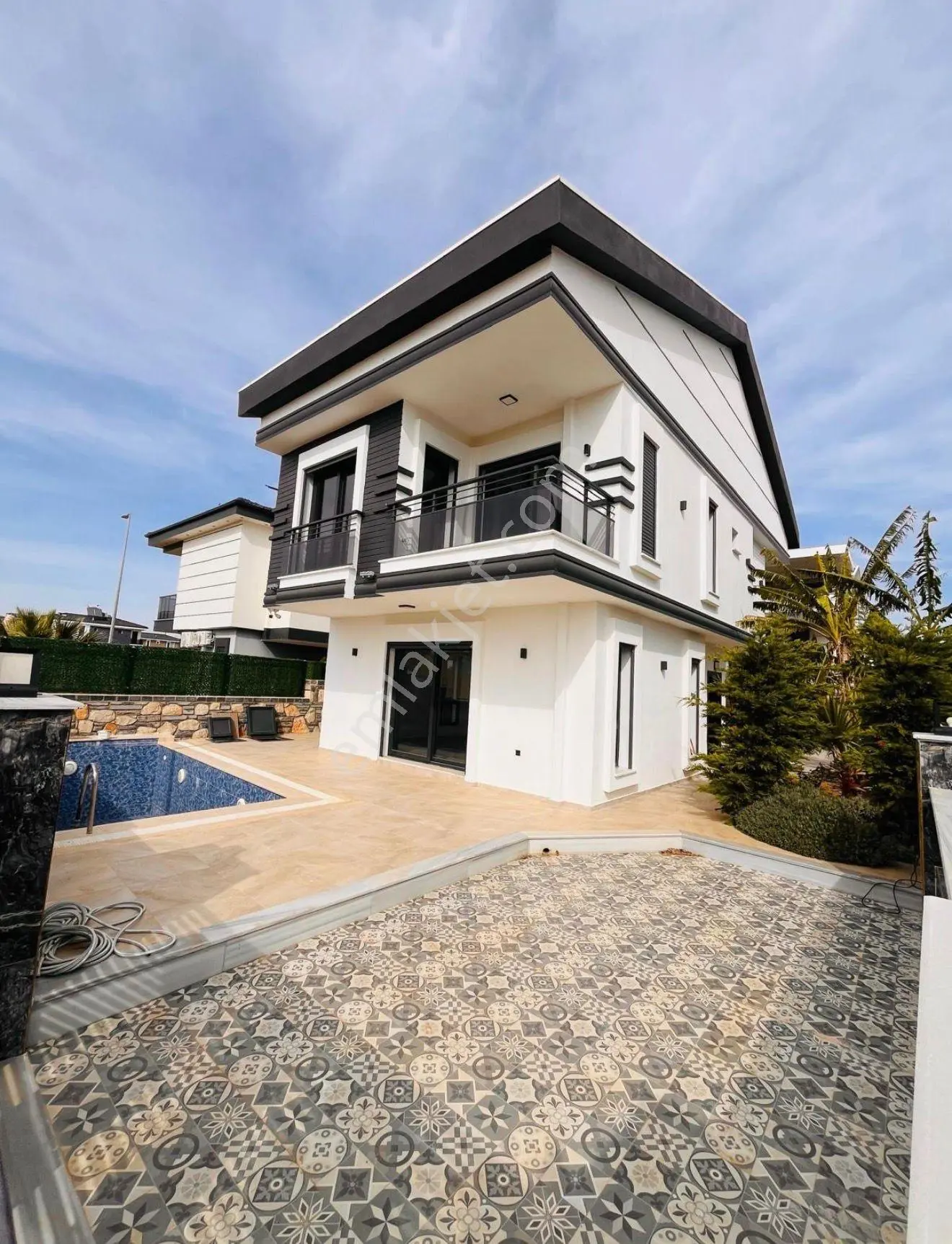 Kalabalık Ailelere Özel Tam Müstakil 5+1 Havuzlu Eşyalı Otoparklı Villa