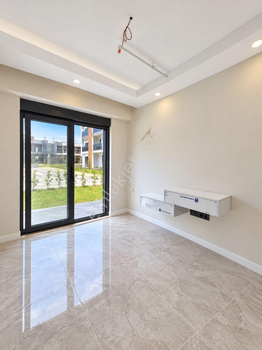 Altıntaş'ta Havuz Manzaralı Bahçeli 1+1 Satılık Daire — fotoğraf 10