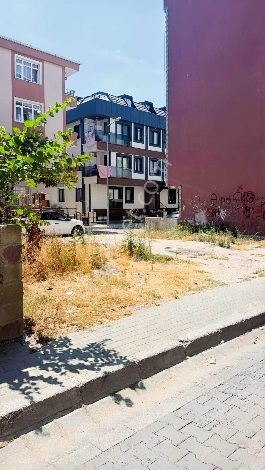 Pelican Avm Karşısı Ve Metrobüs Yanıbaşında Konut İmarlı Arsa. — fotoğraf 2