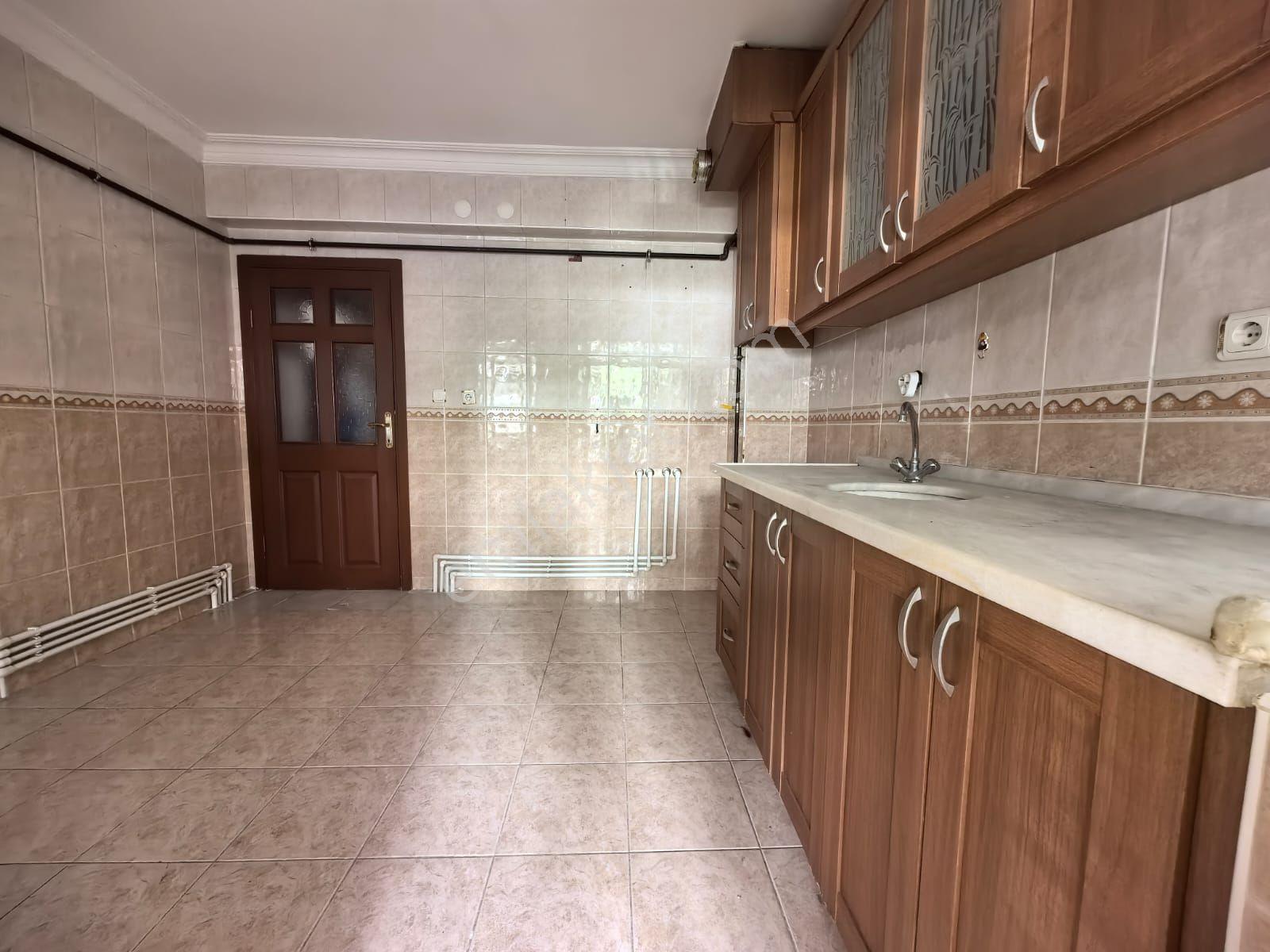 Toprak Emlaktan Ank Keçiören Baglarbaşı Mah De 3+1 Daire — fotoğraf 6