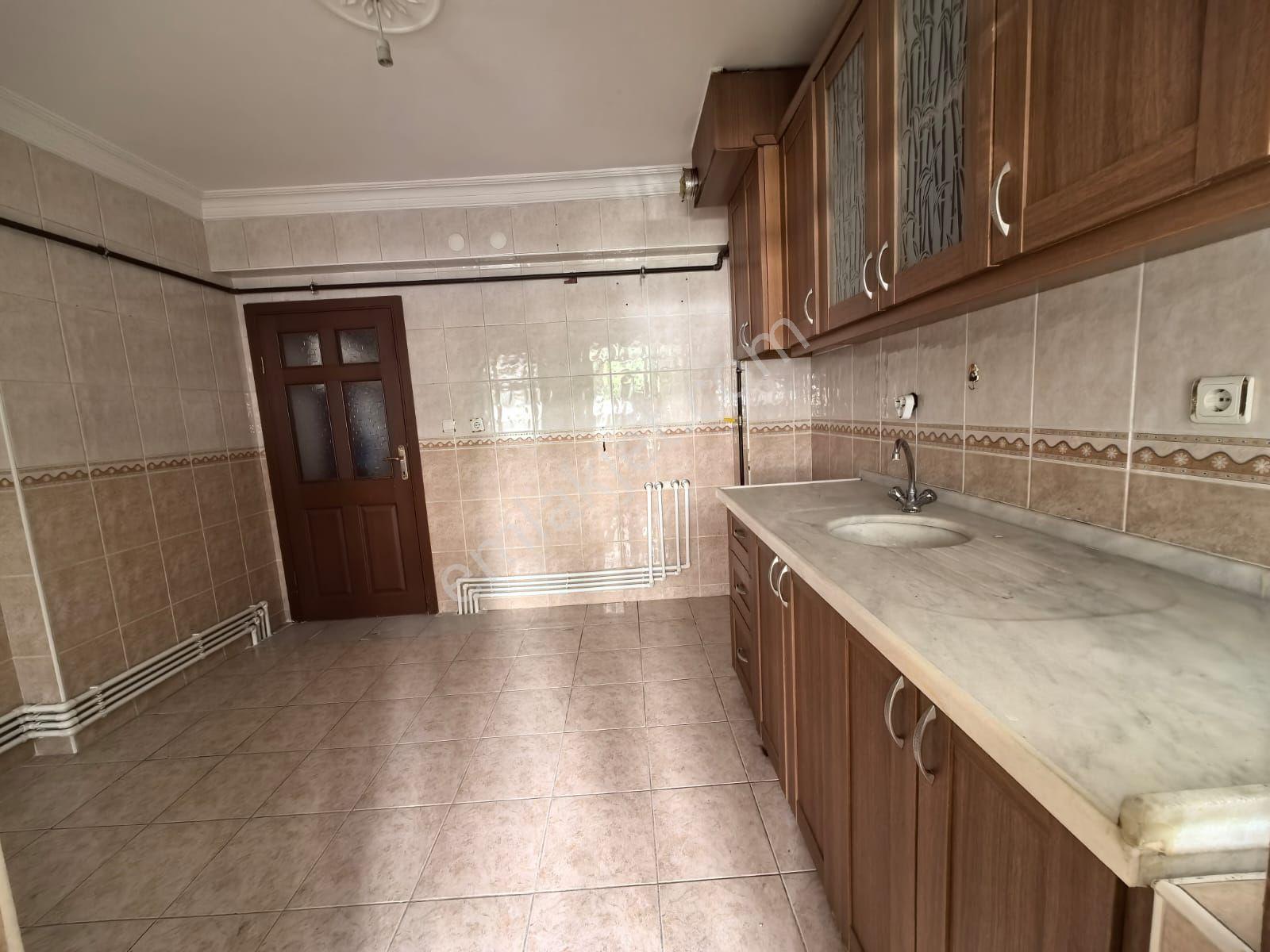 Toprak Emlaktan Ank Keçiören Baglarbaşı Mah De 3+1 Daire — fotoğraf 11