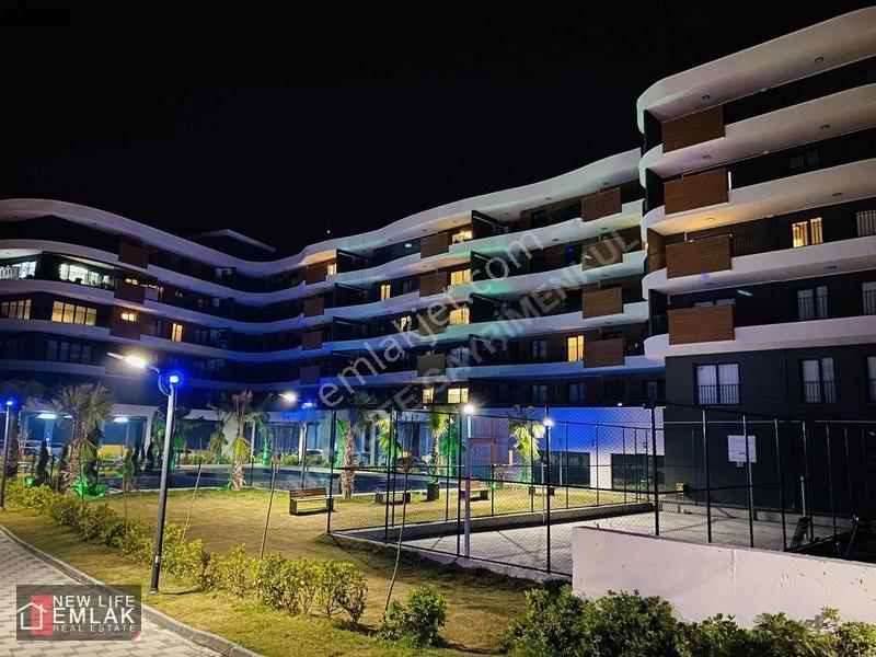 Kuşadasında Havuzlu Sitede Kapalı Otoparklı Çok Geniş 2+1 — fotoğraf 2