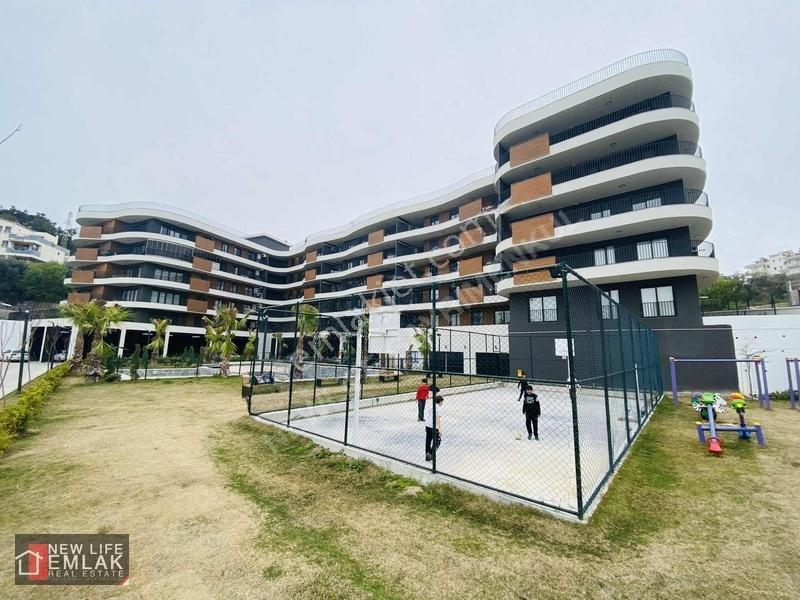 Kuşadasında Havuzlu Sitede Kapalı Otoparklı Çok Geniş 2+1 — fotoğraf 3