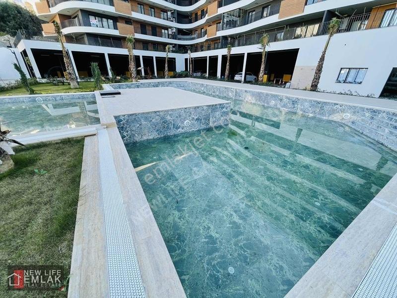 Kuşadasında Havuzlu Sitede Kapalı Otoparklı Çok Geniş 2+1 — fotoğraf 4