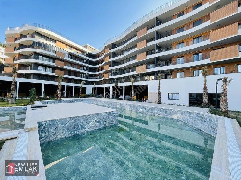 Kuşadasında Havuzlu Sitede Kapalı Otoparklı Çok Geniş 2+1 — fotoğraf 5