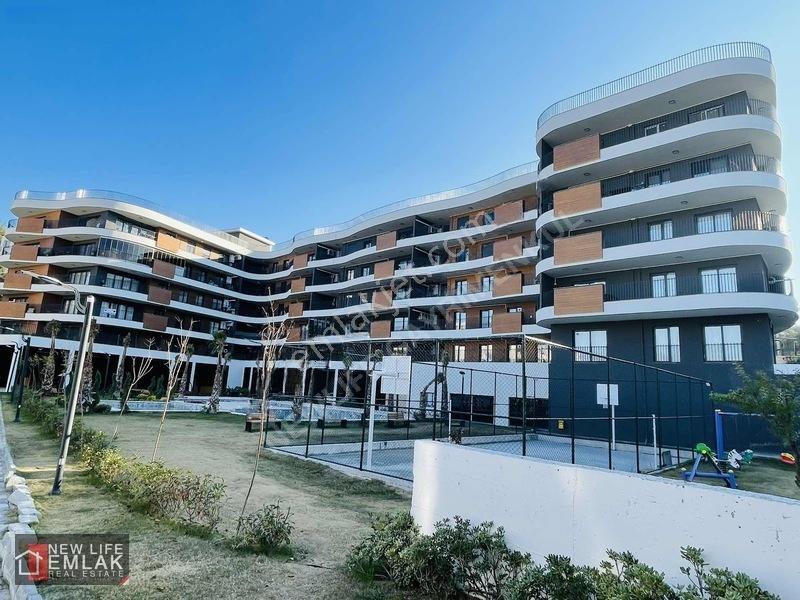 Kuşadasında Havuzlu Sitede Kapalı Otoparklı Çok Geniş 2+1 — fotoğraf 6